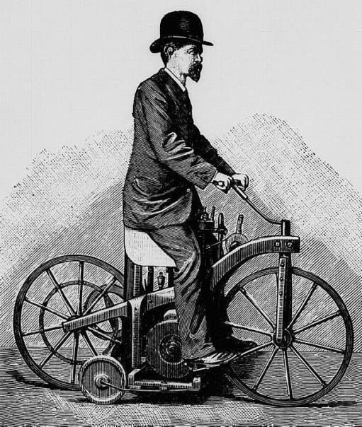 Wilhelm Maybach (1846 bis 1929) auf dem im Jahr 1885 von Gottlieb Daimler zu Patent angemeldeten Reitwagen. Das Fahrzeug dient als Versuchsträger für den schnelllaufenden Viertaktmotor, den Daimler und Maybach erfunden haben.